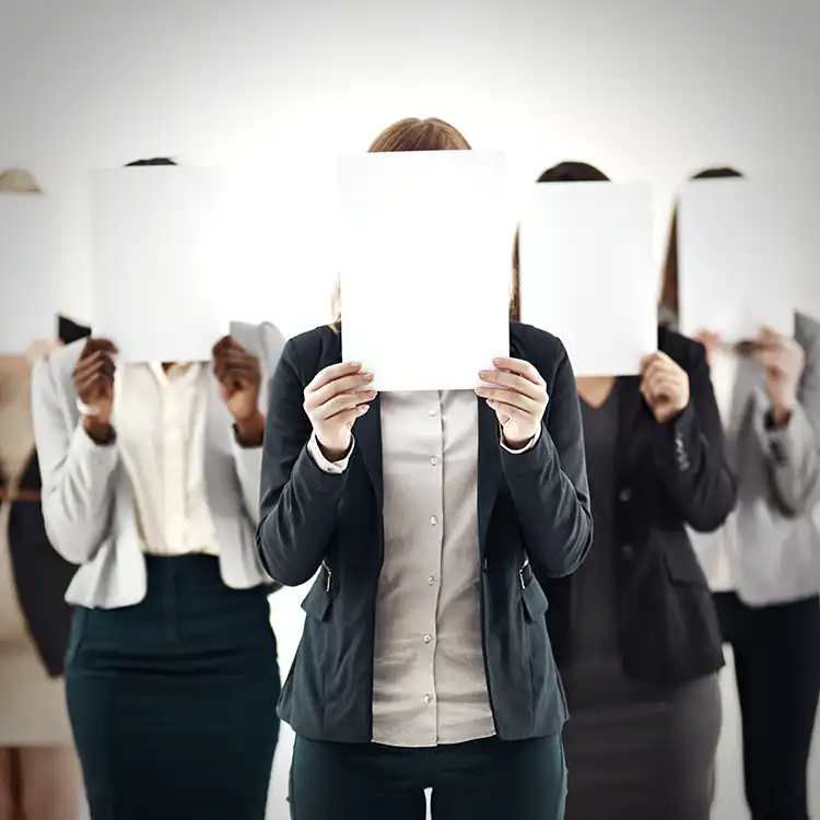 Utendi si coprono il volto per rendersi anonimi