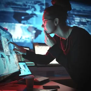 Donna che segnala abuso tramite piattaforma