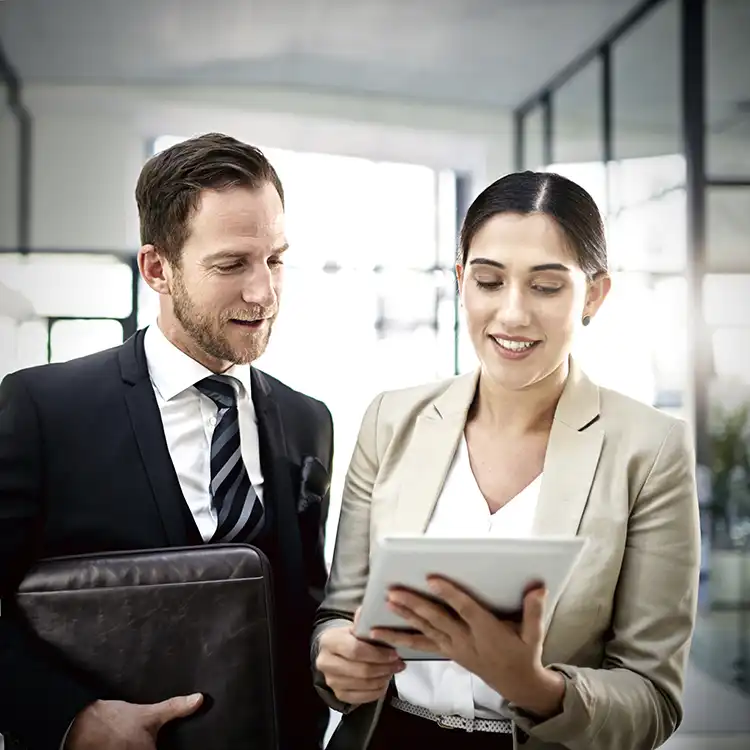 Lavoratori in corridoio guardano tablet
