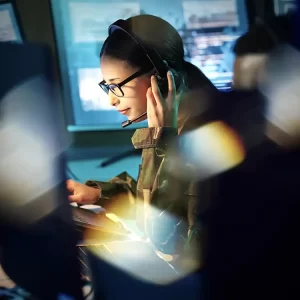 Donna che effettua segnalazione guardando monitor